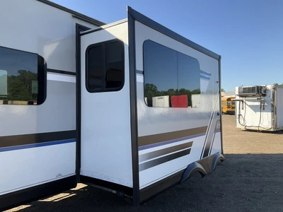 USED 2018 WHITE HAWK 23MRB