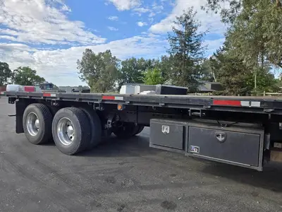USED 2017 PETERBILT 348