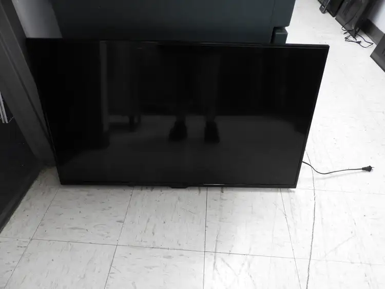 Used Insignia Used 43" Insignia LED - 1080p - HDTV with Wall Mount Commercial Audio/Visual Equipment Illinois US | Falcon Restaurant Supply #1375879
