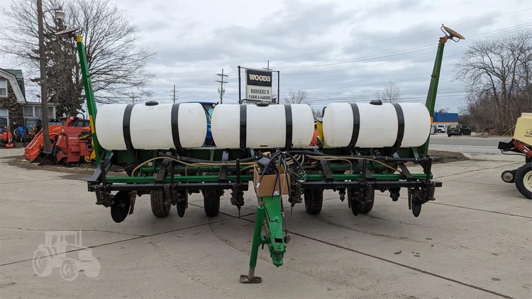 Used JOHN DEERE 7000 Planters | Rosseel's Equipment Inc #720638