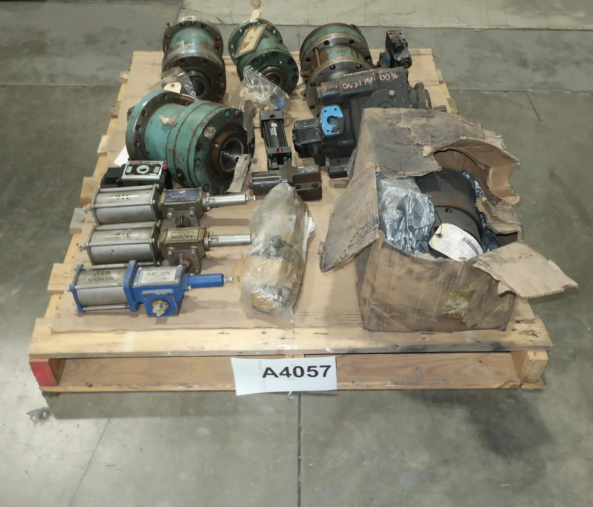 PALLET OF ASSORTED HYDRAULICS