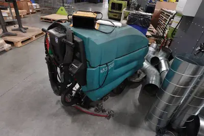 Tennant 5700 Electric Walk Behind Floor Scrubber