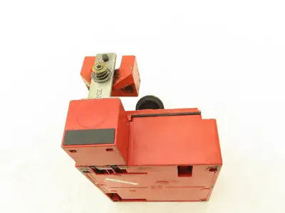 Telemecanique XCS-E7333 Interlock Safety Door Switch 120/240VAC W/Straight Latch