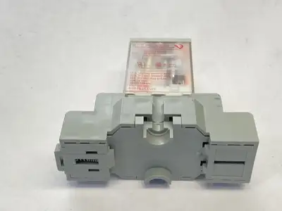 Used Veris Relay w/ IDEC SH2B-05 Relay Base 97903 Relays & Switches Michigan US | Maverick Industrial Sales #1401955