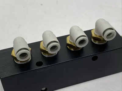 PCM20-250-04B, KQ2L06-01AS | Polyconn PCM20-250-04B Pneumatic Manifold w/ 5x SMC KQ2L06-01AS Fittings - Used