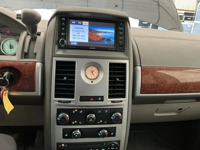USED 2009 CHRYSLER TOWN AND COUNTRY