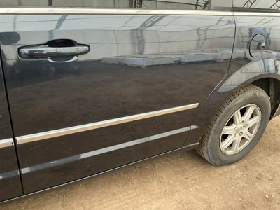 USED 2009 CHRYSLER TOWN AND COUNTRY