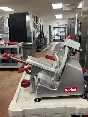 Used Berkel Used Berkel 823E-PLUS 9" Manual Deli Meat Cheese Slicer 120V Slicers / Dicers / Cutters Illinois US | Falcon Restaurant Supply #1375483
