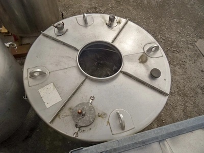 1,350 L S/S Enclosed Storage Tank