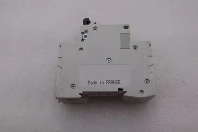 SCHNEIDER ELECTRIC GG004D001 CIRCUIT BREAKER 10A 240VAC STOCK #K-2326