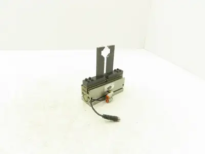 De-Sta-Co DPG-10M-4-C Pneumatic 2-Jaw Parallel Gripper Cylinder 1" Stroke 50lbf