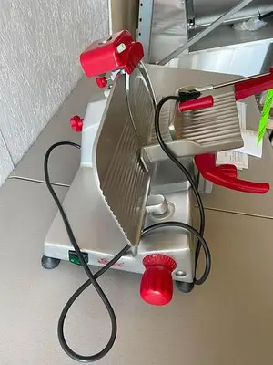 USED 2022 BERKEL EQUIPMENT BERKEL B9-SLC MEDIUM-DUTY GRAVITY FEED MANUAL MEAT SLICER