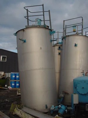 12,500L S/S Vertical Enclosed Tank