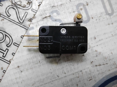 USED UNIVERSAL INSTRUMENTS 47082601  V3L-236-D8