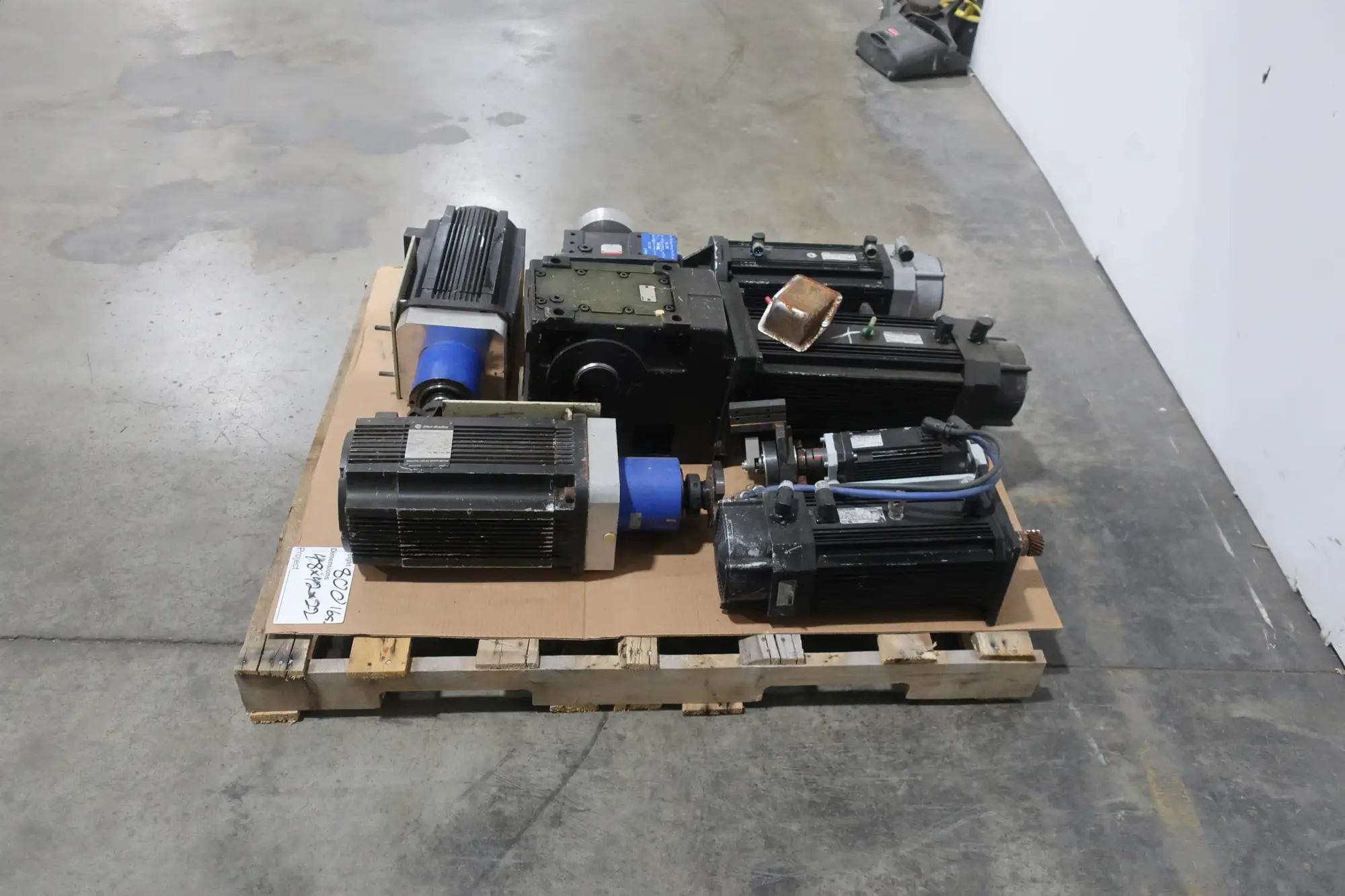 1 PALLET OF ASSORTED SERVO MOTORS