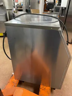 Used Hoshizaki Used Hoshizaki F-500BAJ Self Contained 536lb Flaker Ice Machine Air Cooled 120V Flakers Illinois US | Falcon Restaurant Supply #1374957
