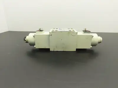 Mannesmann Rexroth 4WRA 10 W40-12/24NZ4/M-993-X Hydraulic Solenoid Valve 24VDC