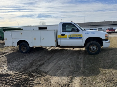 USED 2005 GMC 3500