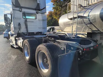 USED 2020 VOLVO VNR64T300