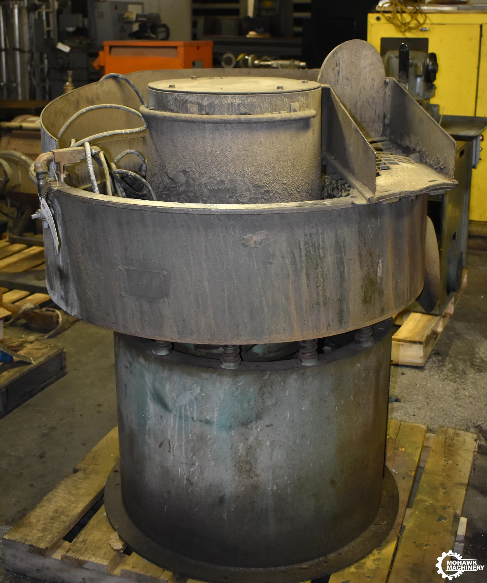 4 CU FT SWECO "FMD-4LR" TUB-TYPE VIBRATORY DEBURRER