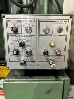 90 TON X 10 CINCINNATI MODEL 90CBX8 HYDRAULIC PRESS BRAKE