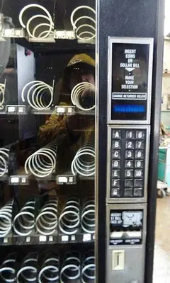 Cabinet, Snack Vending Machine, (6) Shelves, (45) Products #C742961