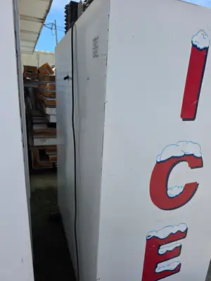 Used Leer Used Leer 401UA33MG Model 40 Glass Door Indoor Ice Merchandiser Freezer - 115V Display Freezers Illinois US | Falcon Restaurant Supply #1373678