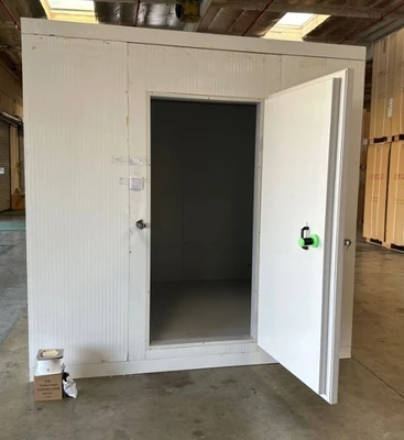 171-0067 8’ x 8’ Walk In Cooler Box with Floor