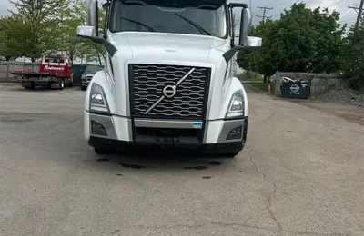 USED 2022 VOLVO VNL64T860