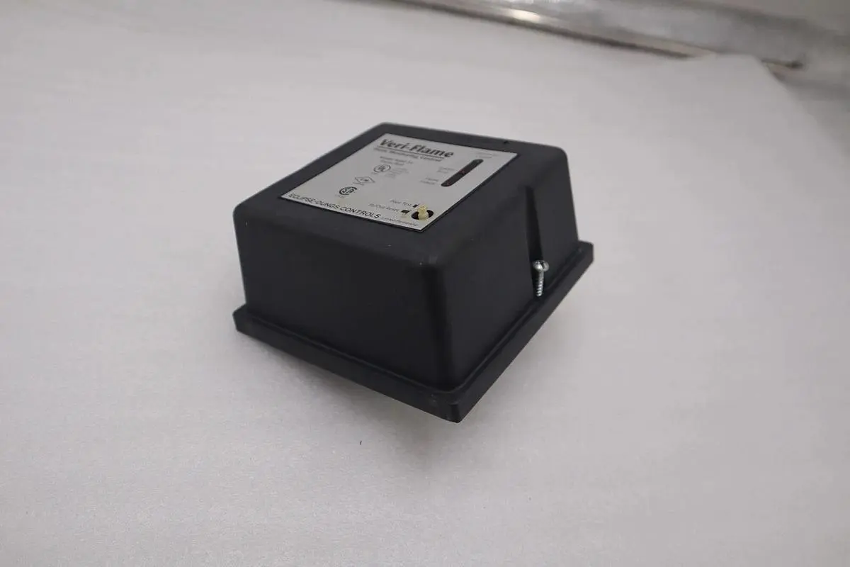 ECLIPSE-DUNGS CONTROL 5602-33 FLAME MONITORING CONTROL NEW NO BOX #H37A