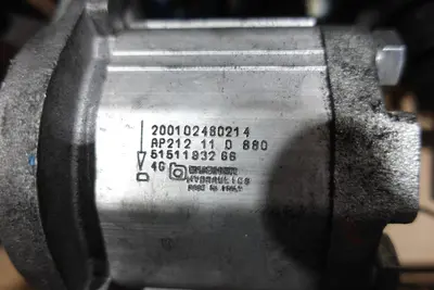 PALLET OF ASSORTED HYDRAULIC REPLACEMENT PARTS