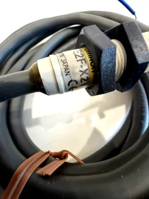 NEW OMRON E2F-X2Y1 PROXIMITY SWITCH 24 TO 240VAC 2M E2FX2Y1