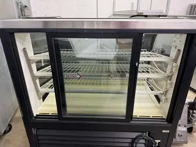 Used True Used 50" True TCGR-50 Refrigerated Curved Glass Display Case 120V Display Refrigerators Illinois US | Falcon Restaurant Supply #1375049