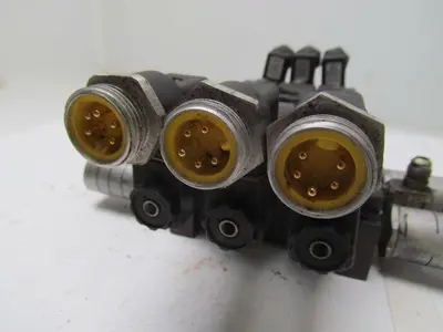 Parker B562ACD53C 3 B5 Series Pneumatic Valves on base w/ FB7 Silencers