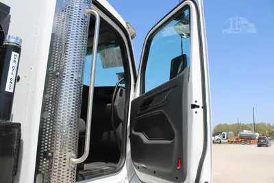 New | in-Stock 2027 PETERBILT 548 Vacuum Truck Texas US | Roll Off Truck World #1492027