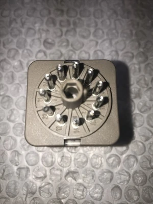 NEW Allen-Bradley 700-HA33Z24-1-4