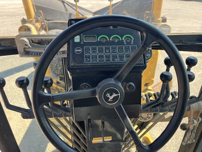 USED 2004 JOHN DEERE 670C SERIES 2