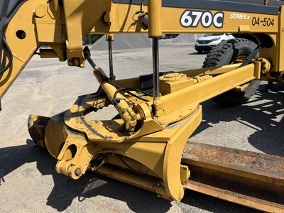 USED 2004 JOHN DEERE 670C SERIES 2