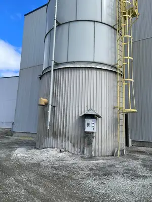 500 Ton Cement silo w/ 2 blowers and auger