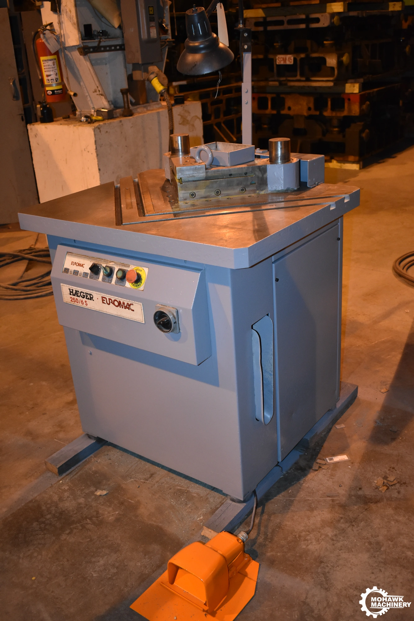 10" x 10" x 1/4" EUROMAC HAEGER "250/6S" HYDRAULIC CORNER NOTCHER w/AUTO HOLDDOWN - FOOT PEDAL