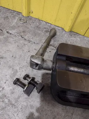 6" KURT MODEL #D675 PRECISION MACHINE VISE W/ SWIVEL HANDLE: STOCK #23448