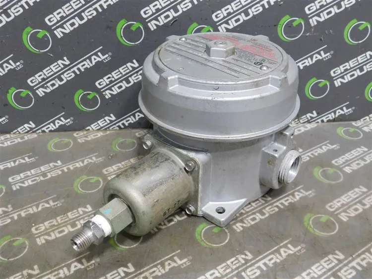 Used UNITED ELECTRIC J120-164 Pressure Switches | Green Industrial #682328