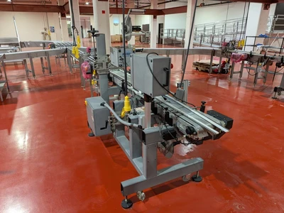 Universal Top and Bottom Label Applicator with Top-and-Bottom Transport Conveyor