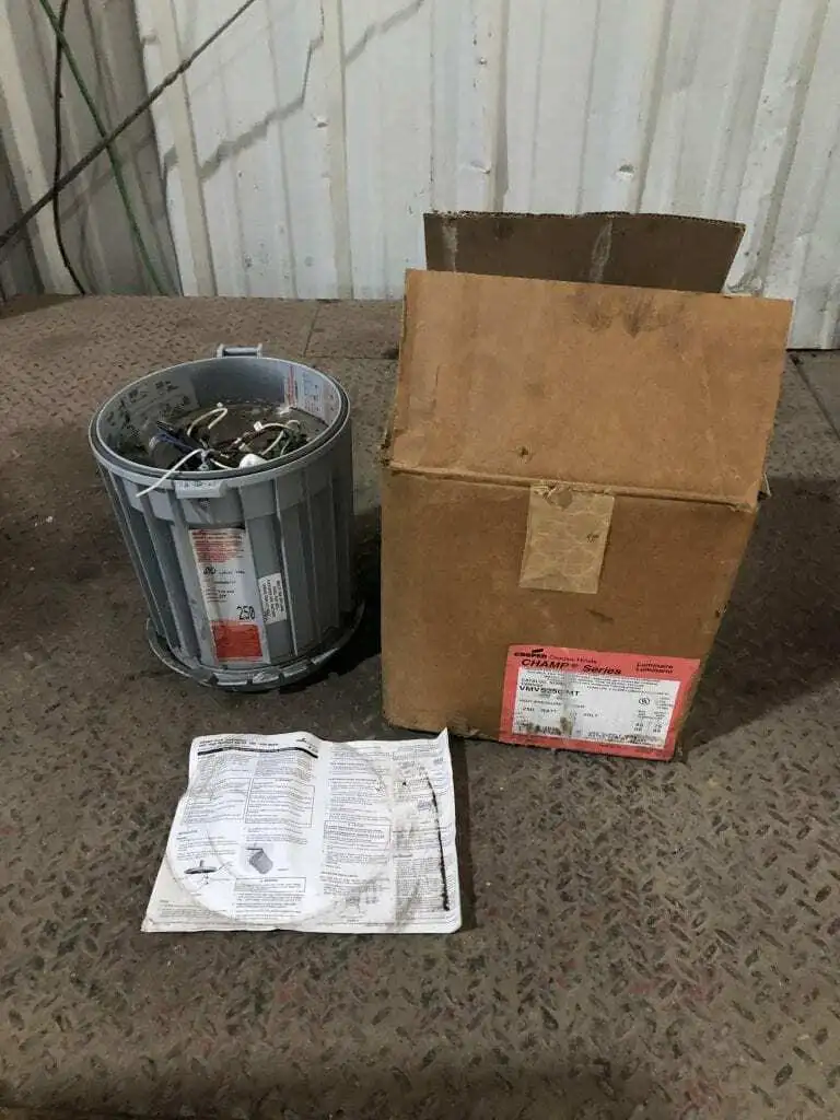 Cooper Crouse-Hinds VMVS250/MT Luminaire for Hazardous Locations 250W -NIB