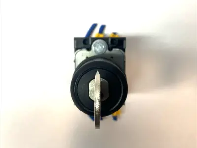 USED SIEMENS 3-POSITION LATCHING KEY SWITCH
