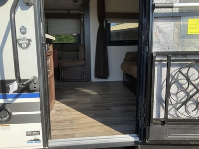 USED 2018 WHITE HAWK 23MRB