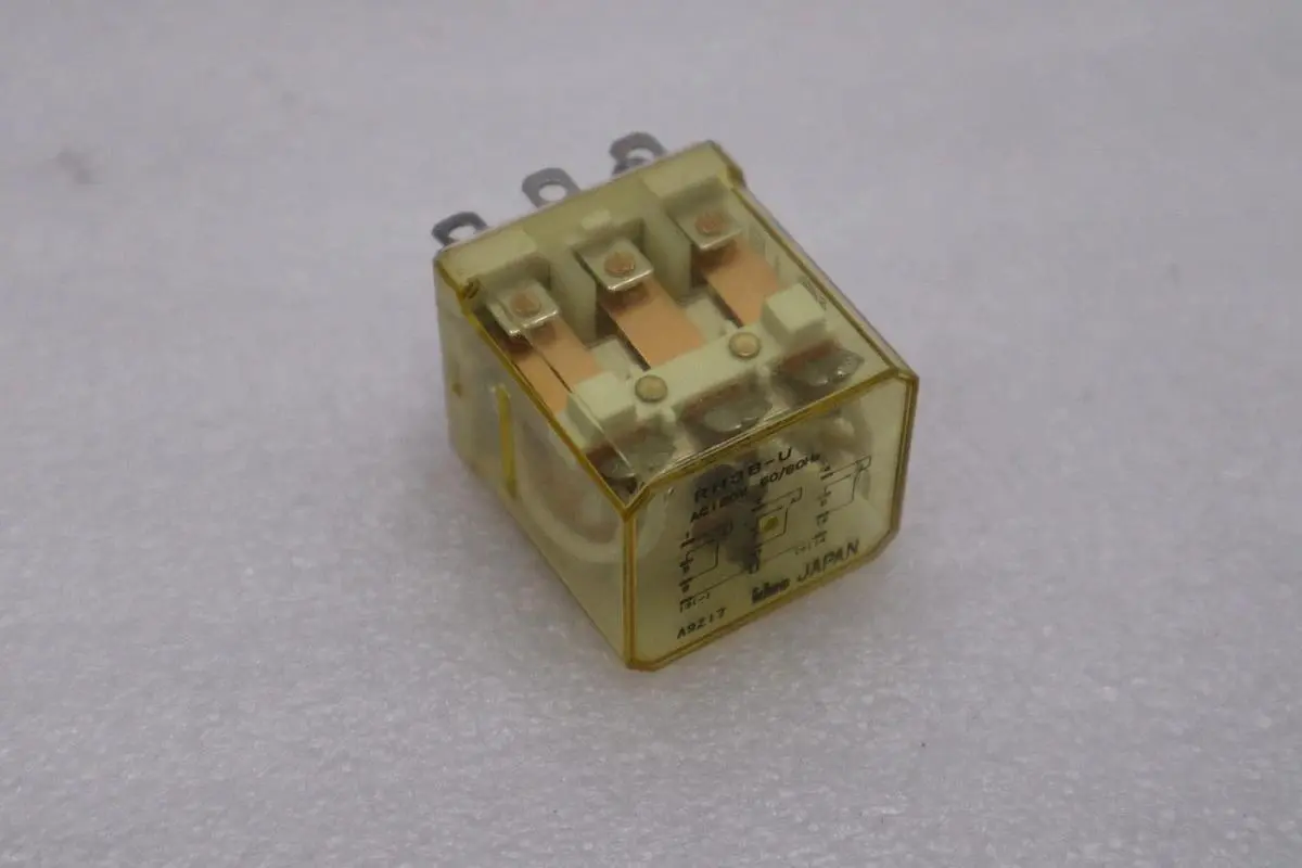 LOT OF 4 -- NEW OPEN BOX  IDEC RH4B-U Power Relay 220VAC STK H1528A