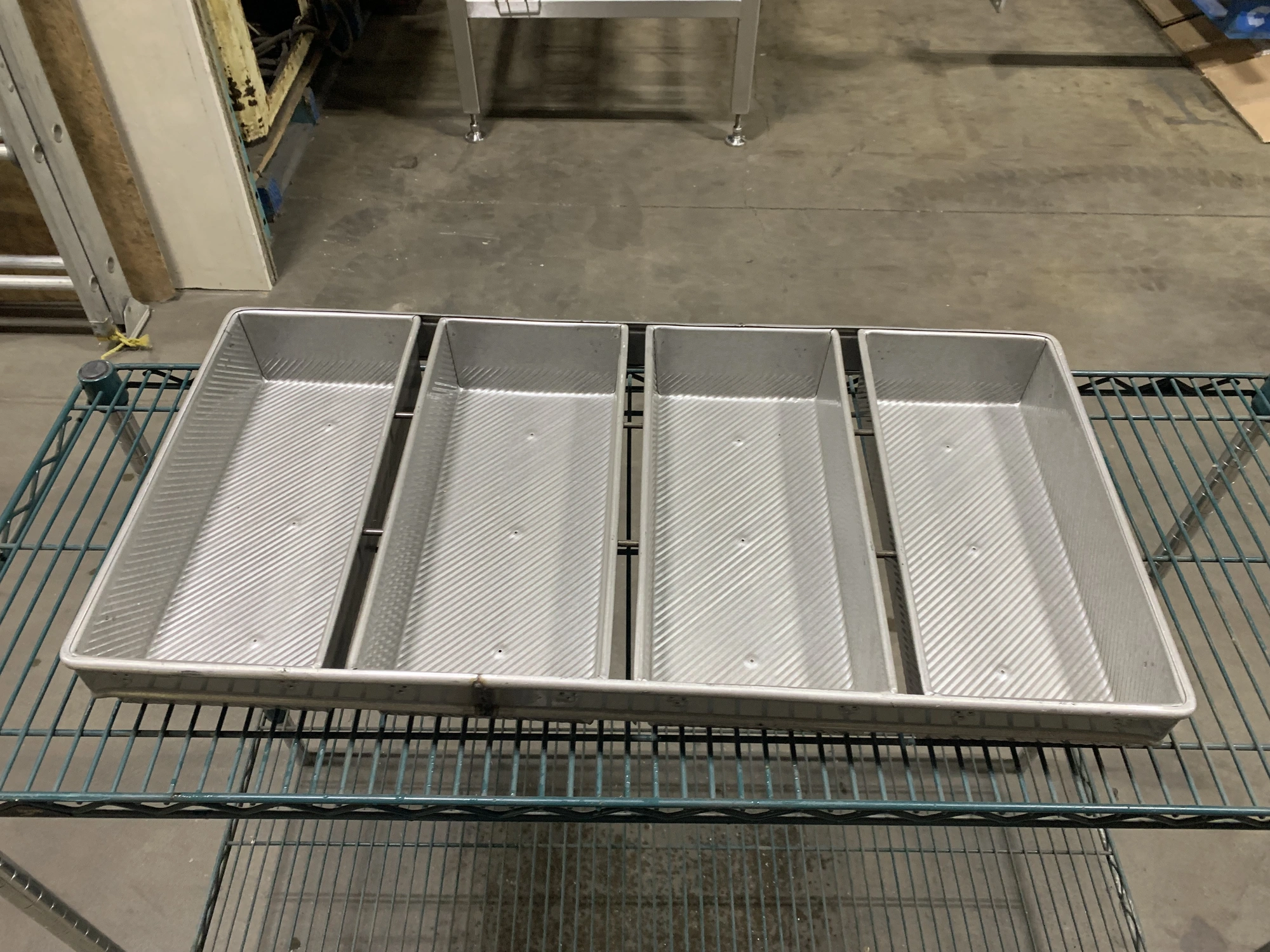 Heavy Duty 4-Strap Bread Pan - 7" x 15"