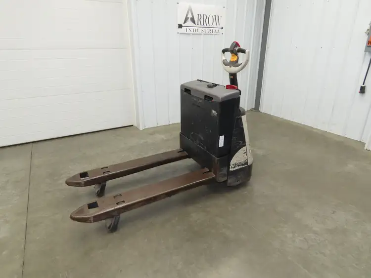 Used CROWN _UNKNOWN_ Pallet Lifters Indiana US | Arrow Industrial #795277