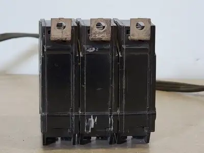 15 Amp, 3 Pole, 240 volts Circuit Breaker